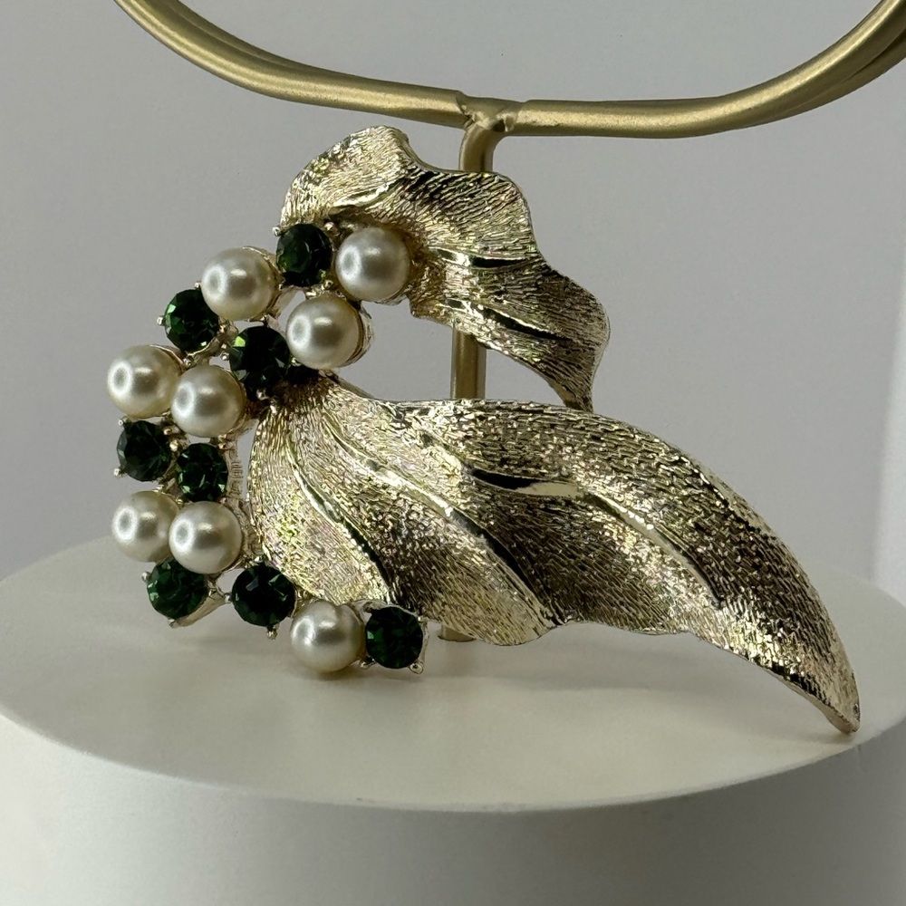 Coro Leaf and pearls green rhinestone Brooch - Picture 2 of 10